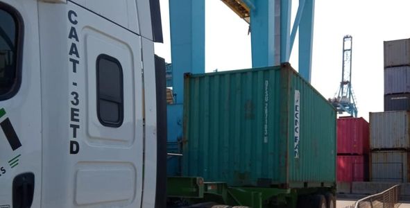 camion con contenedores
